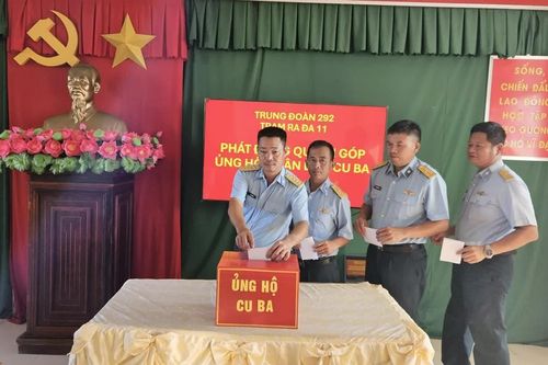 Cán bộ, chiến sĩ Trung đoàn 292 quyên góp ủng hộ nhân dân Cuba