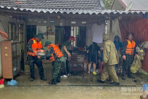 Lực lượng vũ trang sát cánh cùng người dân ứng phó bão số 10
