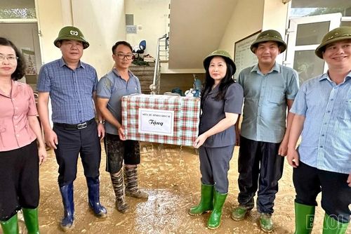 Đồng chí Vũ Thị Hiền Hạnh - Phó Chủ tịch UBND tỉnh kiểm tra công tác phòng chống bão lũ tại các cơ sở y tế