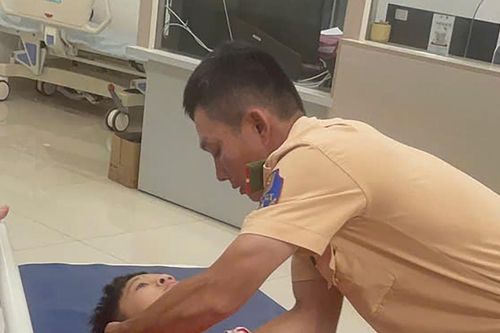 CSGT Lâm Đồng mở đường, chở cháu bé xuất huyết não đi cấp cứu
