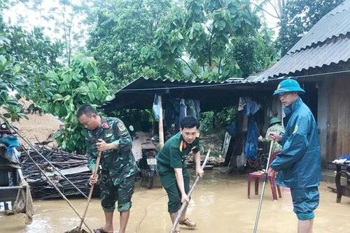 Ban Chỉ huy phòng thủ khu vực 2 - Thống Nhất huy động hàng chục CBCS giúp dân khắc phục hậu quả cơn bão số 10