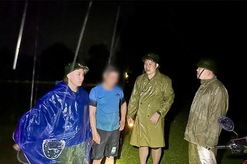 Công an xã Lạc Sơn giải cứu thành công 2 công dân bị mắc kẹt giữa dòng lũ dữ