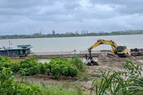 Hà Nội: Phát hiện, xử lý bến bãi tập kết vật liệu xây dựng không phép tại Bát Tràng