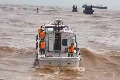 Phát hiện 2 thi thể nghi là thuyền viên mất tích ở Quảng Trị, mở rộng phạm vi tìm kiếm