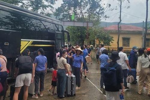 Đường sắt dừng chạy hơn 20 chuyến tàu vì ảnh hưởng bão
