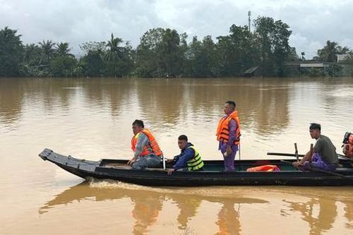 Thanh Hóa: Chèo thuyền vượt nước lũ, bà tử vong, cháu mất tích