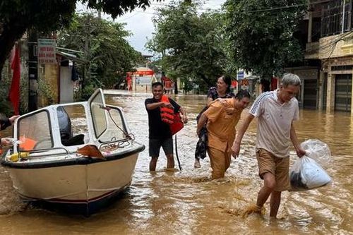 Lấp loáng những bóng áo vàng, áo xanh giúp dân giữa tâm lũ ở Lào Cai