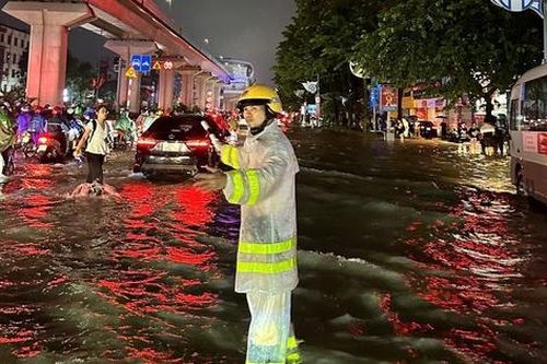 Công an Hà Nội lội nước hỗ trợ người dân trong mưa lũ