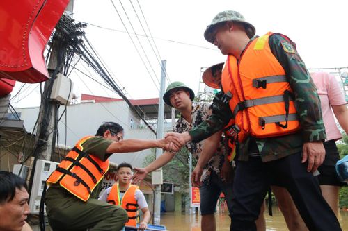 Lào Cai: Chính quyền và người dân hỗ trợ bà con vùng ngập lụt