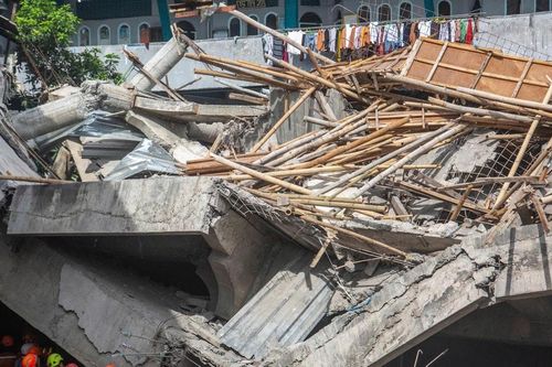 Sập trường học ở Indonesia do xây dựng trái phép: 100 học sinh thương vong, 65 em bị vùi lấp