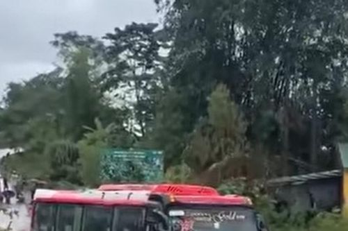 Tuyên Quang: Kịp thời giải cứu 15 người khỏi xe khách mắc kẹt giữa dòng lũ