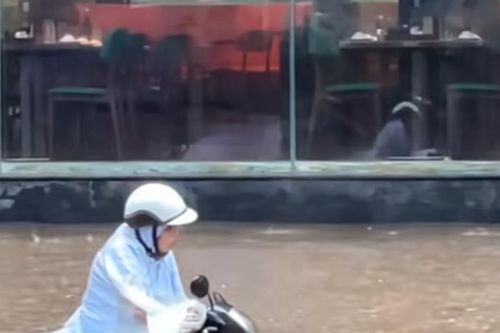 Hà Nội: Nhiều tuyến phố chìm trong 'biển' nước