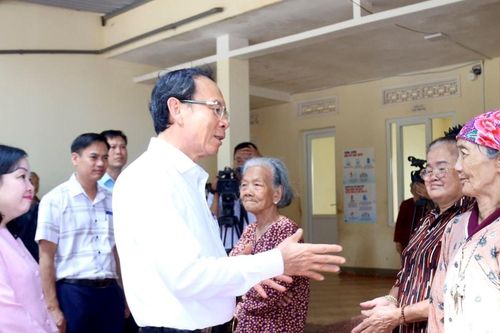 Ủy viên Bộ Chính trị Nguyễn Văn Nên thăm, tặng quà tại Trung tâm Bảo trợ xã hội và Trẻ em tỉnh Đắk Lắk