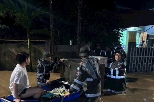 Hàng ngàn cảnh sát cơ động tham gia giúp dân các địa phương khắc phục hậu quả bão số 10