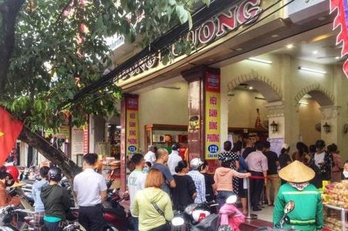 Vì sao người Việt vẫn xếp hàng mua bánh Trung thu truyền thống?