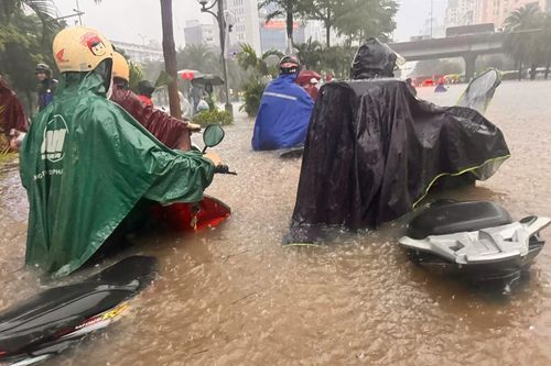 Hà Nội: Nhiều tuyến phố chìm trong biển nước, tê liệt vì mưa lớn