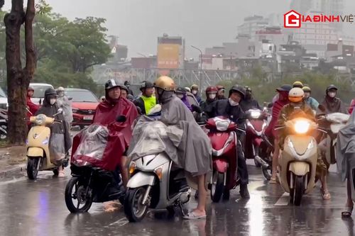 Người dân Hà Nội 'chôn chân' giữa những tuyến phố ngập nước