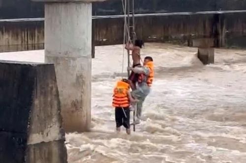 Giải cứu người đàn ông mắc kẹt tại trụ cầu giữa dòng lũ dữ