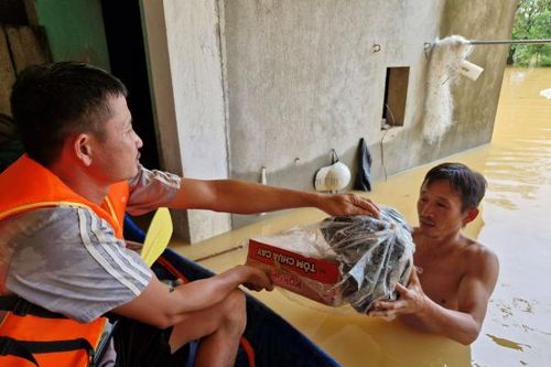 Công an Thanh Hóa tiếp tế thức ăn, nước uống cho người dân vùng lũ lụt