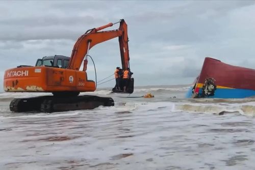 Quảng Trị: Trục vớt tàu chìm, tìm kiếm 9 thuyền viên mất tích