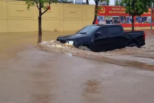 Nhiều tuyến phố Hà Nội ngập sâu do hoàn lưu bão số 10
