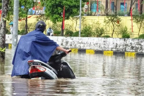 Mưa như trút kéo dài, thêm nhiều tuyến phố Hà Nội ngập sâu