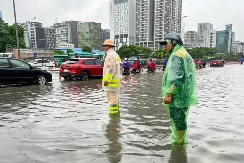 CSGT phân luồng giao thông tránh ngập, chống ùn tắc