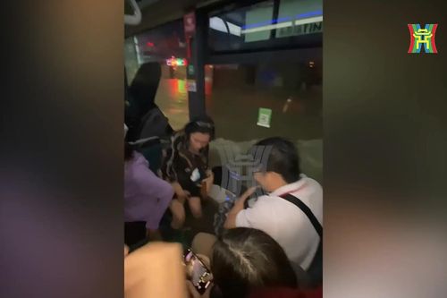 Hành khách bì bõm lội nước trên xe buýt
