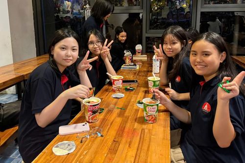 Nhiều trường học giữ học sinh an toàn trong mưa bão