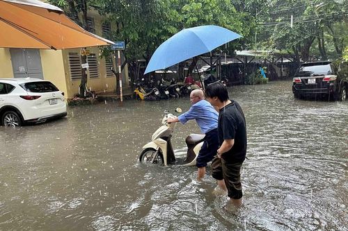 Hà Nội chìm trong biển nước, ngập lụt chưa từng có