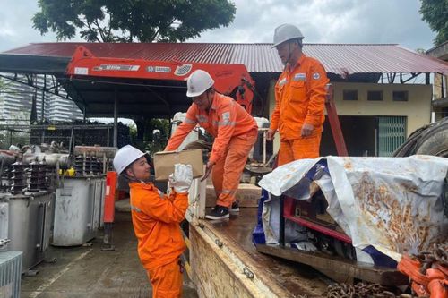 Công ty Điện lực Cao Bằng cử 65 cán bộ, nhân viên hỗ trợ khắc phục sự cố lưới điện tại Nghệ An do cơn bão số 10
