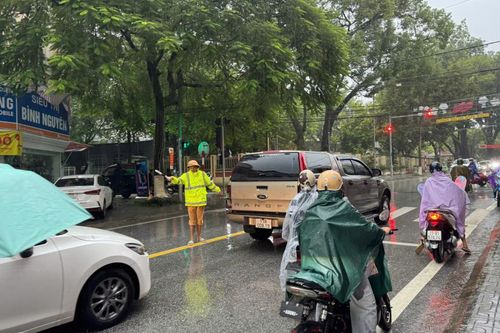 Ảnh hưởng hoàn lưu bão số 10 gây ách tắc giao thông, lực lượng chức năng kịp thời phân luồng, tạo chốt chặn