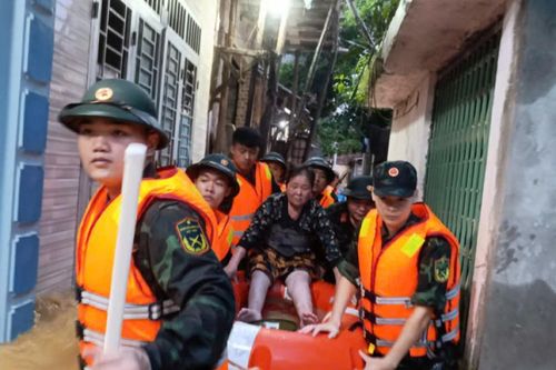 Bộ Chỉ huy Quân sự tỉnh hỗ trợ người dân bị ảnh hưởng do hoàn lưu cơn bão số 10