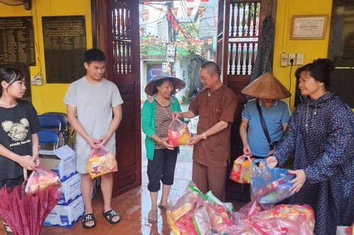 Chùa Phố Cũ phối hợp phát bánh, nước uống hỗ trợ người dân bị ảnh hưởng do hoàn lưu cơn bão số 10