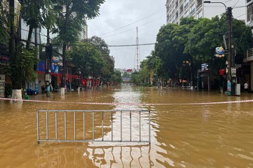 Phố đi bộ Kim Đồng ngập sâu, nguy cơ nước tiếp tục dâng cao