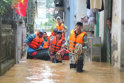 Lực lượng vũ trang tỉnh kịp thời hỗ trợ nhân dân khắc phục hậu quả do ảnh hưởng hoàn lưu cơn bão số 10