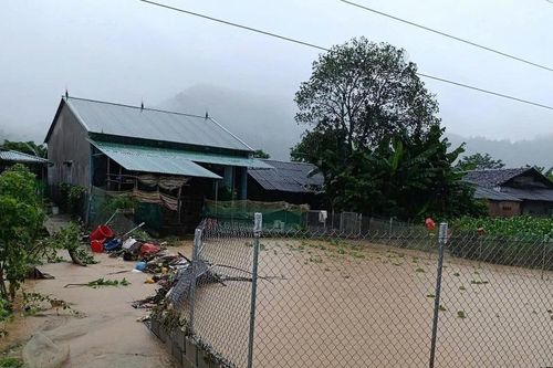 Lũ quét, sạt lở, ngập úng khiến nhiều xóm bị cô lập