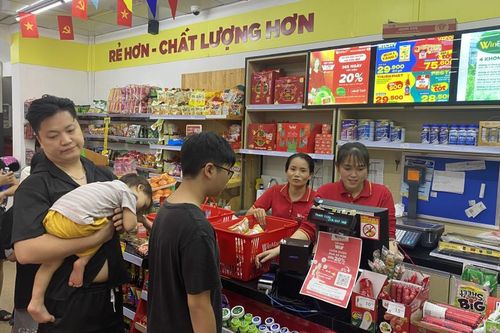 Người dân đổ xô tích trữ thực phẩm khi mưa, bão