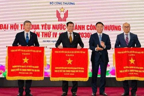 Đại học Công nghiệp TP. HCM đón nhận cờ thi đua của Thủ tướng Chính phủ