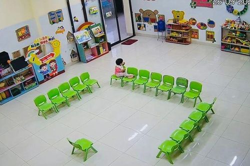 Bé gái ngồi lặng lẽ trong lớp trống ngày mưa bão: Khoảnh khắc làm trái tim người lớn thổn thức