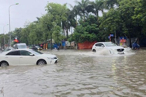 Nóng: Hà Nội cảnh báo ngập úng tại hơn 30 điểm nội đô, người dân ra đường cần hết sức lưu ý