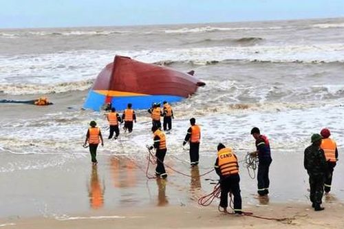 Phát hiện 2 thi thể dạt vào bờ biển, nghi là của các thuyền viên mất tích tại Quảng Trị