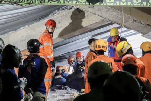 Indonesia 'chạy đua' tìm 38 người mất tích trong vụ sập trường học