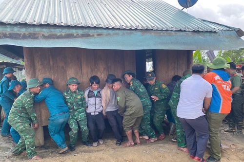 Bộ đội Đà Nẵng giúp dân khiêng 6 ngôi nhà gỗ rời vùng sạt lở