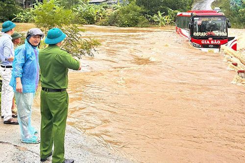 Xe khách chở 15 người mắc kẹt giữa dòng lũ cuồn cuộn ở Tuyên Quang