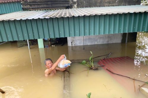 Nước lũ nhấn chìm tài sản, người dân Thanh Hóa nghẹn ngào lo cảnh trắng tay