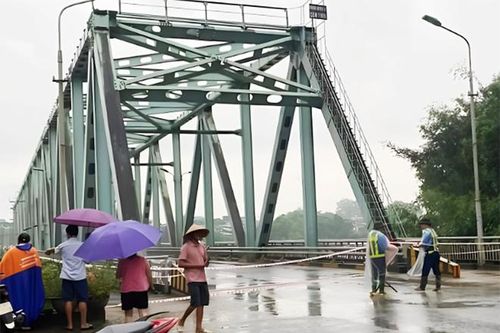 Cấm cầu Yên Bái sau sự cố tàu hút cát đâm vào trụ cầu