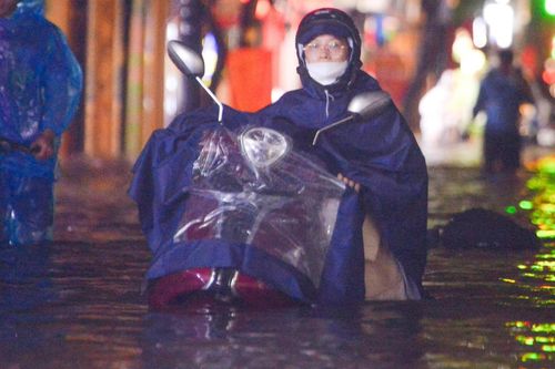 Nước ngập lút bánh xe, người Hà Nội dò dẫm tìm đường về nhà