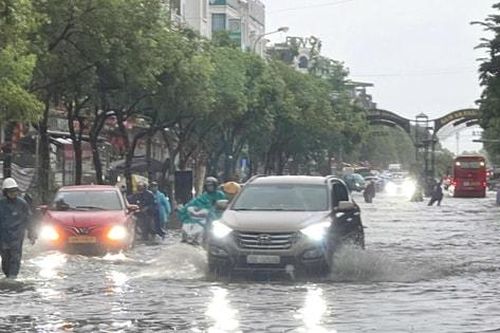 Nhiều tuyến phố Hà Nội ngập sâu, giao thông khó khăn sáng 30-9