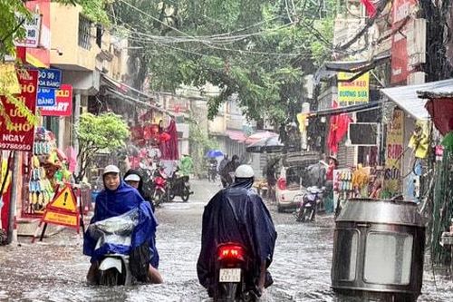 Mưa lớn cục bộ tại nhiều nơi, một số tuyến phố úng ngập